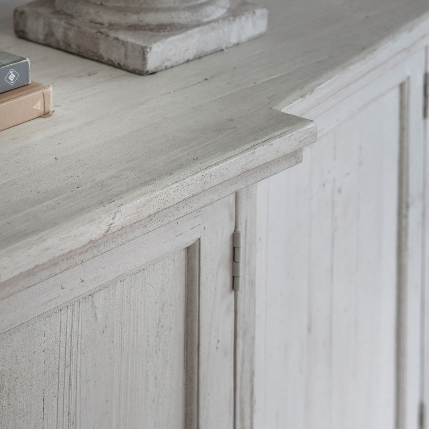 Loumarin White Sideboard