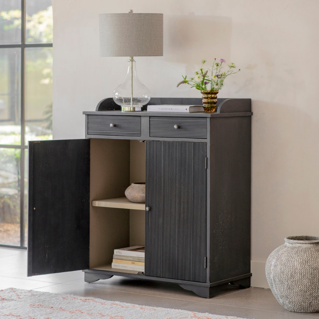Loumarin Black Cabinet