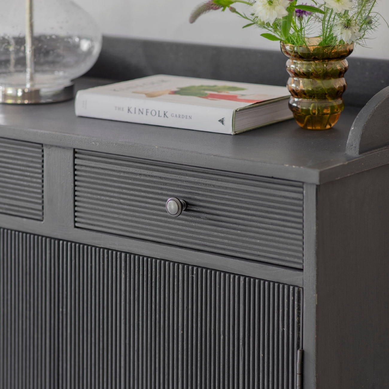 Loumarin Black Cabinet