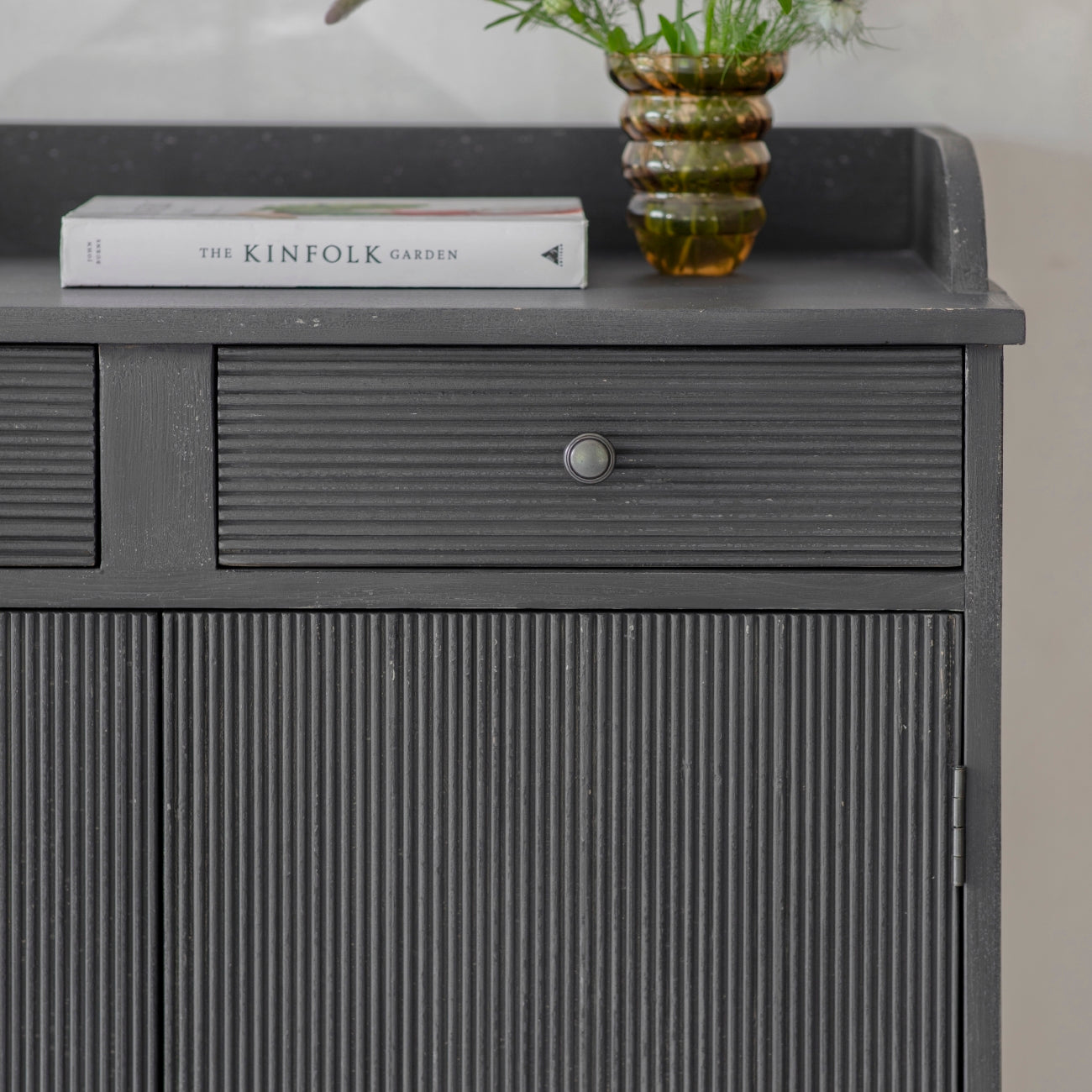 Loumarin Black Cabinet