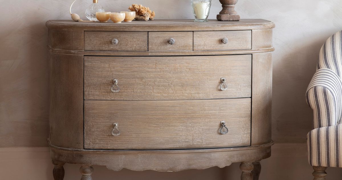 Shop chests of drawers at One.World – timeless, practical storage crafted with character. Perfect for bedrooms, hallways or living spaces with classic charm.