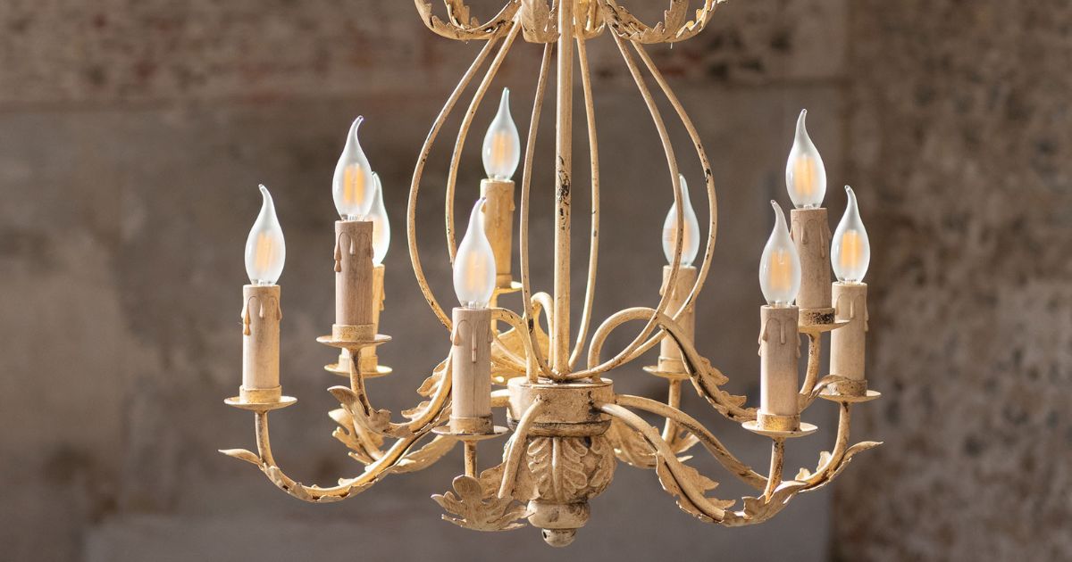 Discover pendant lights and chandeliers at One.World – statement lighting with timeless elegance. Perfect for dining rooms, kitchens or grand entrances.