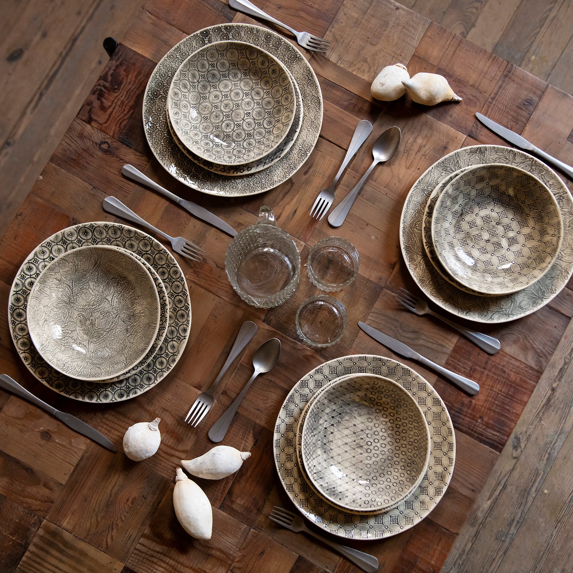 Wonki Ware 16 Piece Mixed Pattern Dinner Service Black