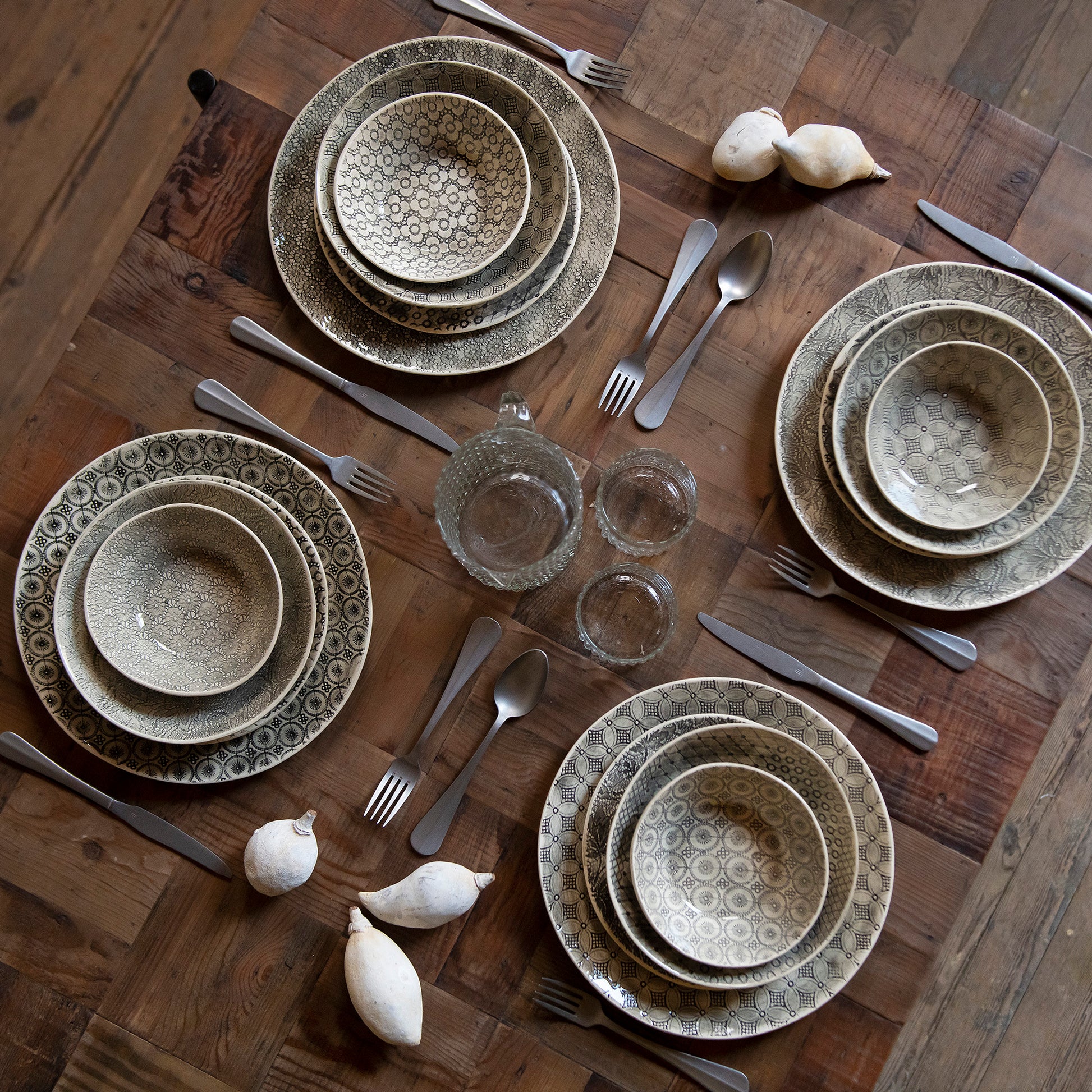 Wonki Ware 16 Piece Mixed Pattern Dinner Service Black