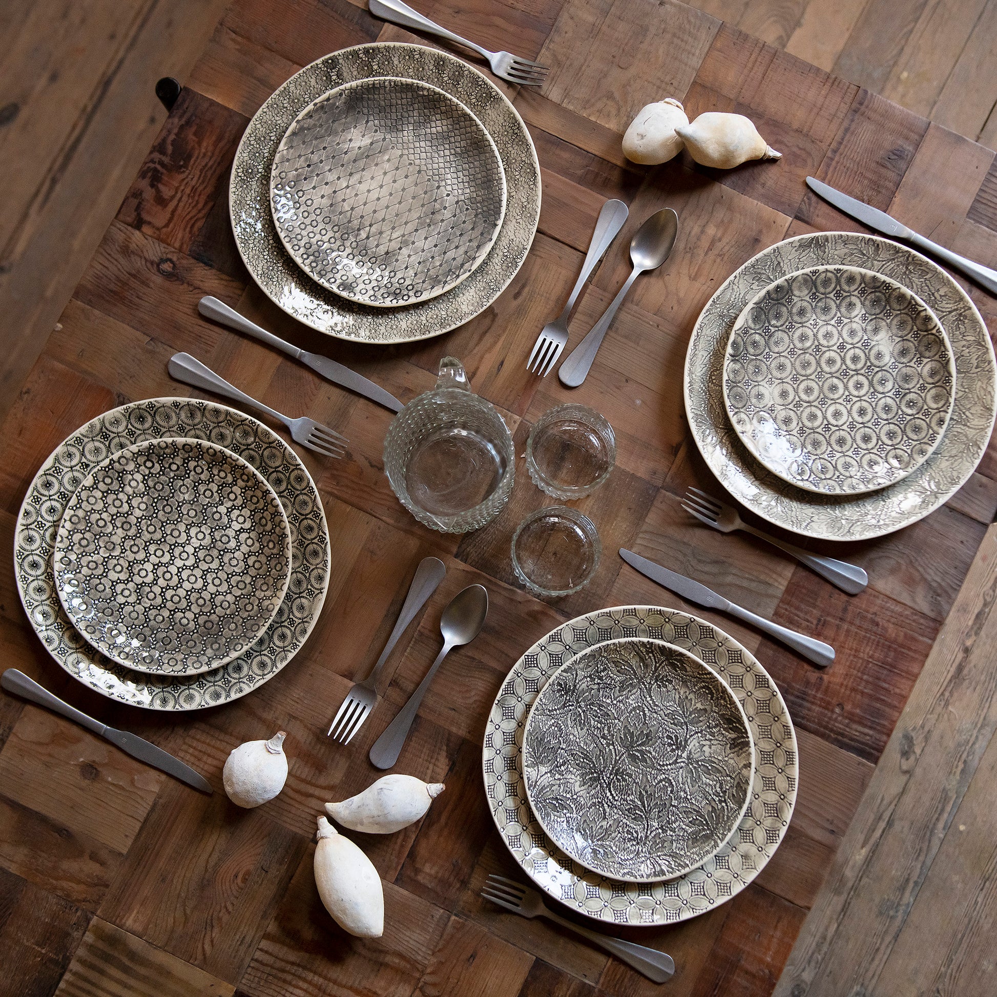Wonki Ware 16 Piece Mixed Pattern Dinner Service Black