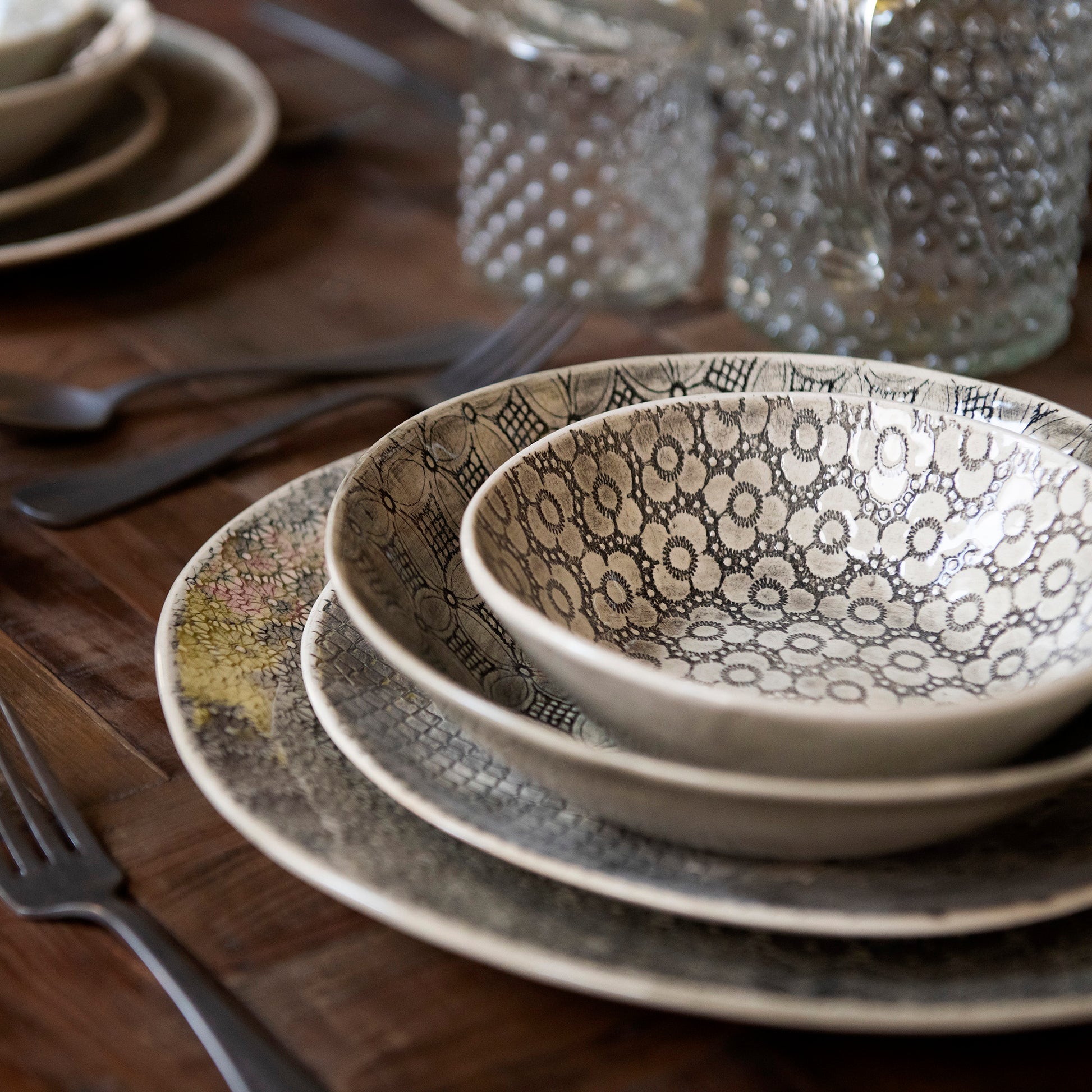 Wonki Ware 16 Piece Mixed Pattern Dinner Service Black